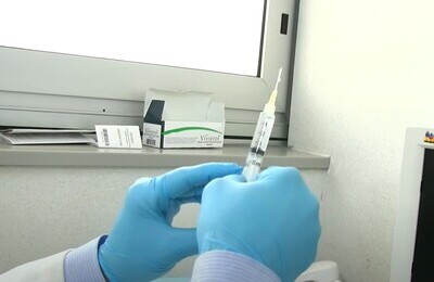 Проведение кодирования Вивитролом в ЮВАО Москвы Шприц с Вивитролом в руках у врача